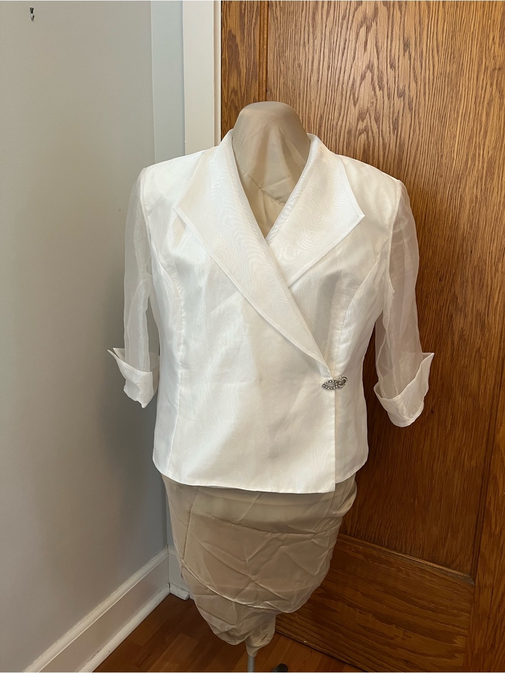 R&M Richards White Dress Blazer with Decorative Brooch